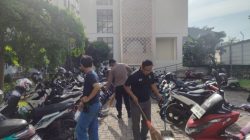 Peringati Isra Mi’raj, Polres Metro Jakarta Barat Gelar Bhakti Sosial Bersihkan Rumah Ibadah