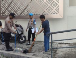 Peringati Isra Mi’raj, Polres Metro Jakarta Barat Gelar Bhakti Sosial Bersihkan Rumah Ibadah