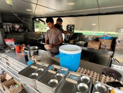 Dapur Umum Polri Terus Beroperasi Layani Pengungsi di Aceh Tamiang dan Sumbar.