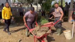 Pulihkan Sekolah Pascabanjir Bandang, Polres Bireuen Gotong Royong Bersihkan SD Negeri 11 Kutablang