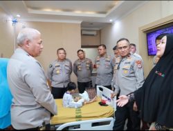 Bertemu Saat Banjir Rob Sei Tabuk, Kapolda Kalsel Berikan Bantuan Biaya Pengobatan Anak Yatim Piatu Korban Laka Lantas