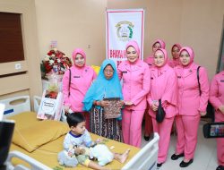 Bertemu Saat Banjir Rob Sei Tabuk, Kapolda Kal-Sel, Berikan Bantuan Biaya Pengobatan Anak Yatim Piatu Korban Laka Lantas.