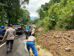 Polsek Pemenang Bersihkan Longsor di Jalur Pusuk, Akses Lalu Lintas Kembali Normal.