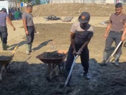 Dukungan Pendidikan Pulih Cepat Pasca Banjir, Polres Pidie Jaya Bersihkan Sekolah MIN 1.