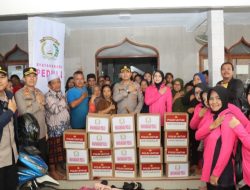 Kapolres Metro Tangerang Kota Bersama Bhayangkari Pantau Korban Banjir dan Berikan Bantuan Sembako