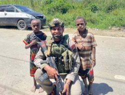 Personel Brimob Ops Damai Cartenz Gelar Patroli dan Sambang Humanis di Kampung Aikai