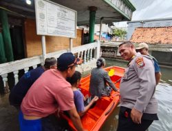 Peduli Kesehatan Warga Terdampak Banjir, Polres Metro Jakarta Barat Gelar Bakti Kesehatan di Masjid Al Khoiri Kedaung Kaliangke