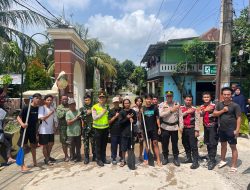 Personel Polresta Tangerang Pantau Debit Air di Sungai Cidurian dekat Perum Cikande Jayanti