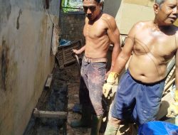 Dengan Sikap Tegasnya, Geuchik Sidodadi, Lakukan Pembersihan Pintu Air, Di Lorong 2 Dusun Sadar Titi Manirah, Usainya Panca Banjir.