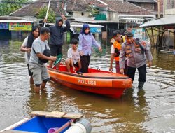 Polres Metro Tangerang Kota Turun Langsung Bantu Korban Banjir, Perahu Karet Disiagakan