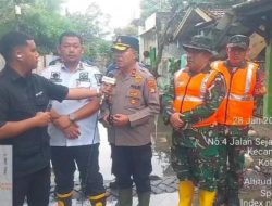 Polsek Jatiuwung Bersama TNI, Pemerintahan dan Warga Gelar Kerja Bakti Cegah Banjir di Periuk Damai