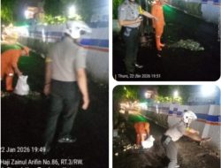 Peduli Keselamatan Warga, Bhabinkamtibmas Duri Selatan Bersama PPSU Timbun Lubang Jalan