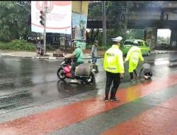Sentuhan Kepedulian Polisi, AKP Yeni Bantu Warga Berkebutuhan Khusus di Traffic Light Cengkareng