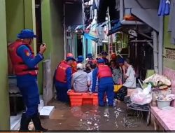 Sigap di Tengah Banjir, Tim SAR Ditpolairud Polda Metro Jaya Evakuasi Warga