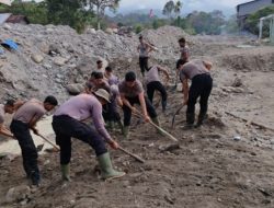 Bersihkan Rumah Allah Pascabanjir, Polri dan Warga Bener Meriah Gotong Royong Siapkan Meunasah Sambut Ramadan