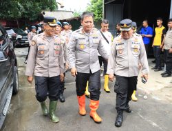 Kapolres Metro Bekasi Kota Tinjau Pengungsi di Teluk Pucung, Salurkan 500 Paket sembako dan Makanan serta Cek Kesehatan Warga
