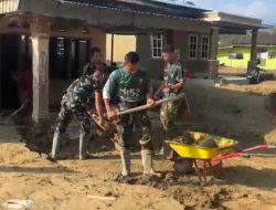 TNI Fokus Bersihkan Rumah Lansia di Lokasi Tedampak Bencana Sumatra.