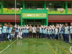 Polres Metro Jakarta Barat Sosialisasikan Stiker Bantuan Polisi kepada Siswa MAN 12 Jakarta