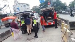 Aksi Sigap dan Peduli, Satlantas Polres Jakbar Bantu Dorong Ambulans Mogok dan Evakuasi pasien Demi Keselamatan