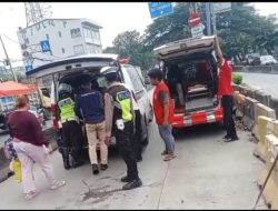 Aksi Sigap dan Peduli, Satlantas Polres Jakbar Bantu Dorong Ambulans Mogok dan Evakuasi pasien Demi Keselamatan