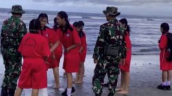 Sehari Usai Instruksi Presiden, TNI Bersama Pelajar Gotong Royong Bersihkan Sampah di Pantai Kuta Bali.