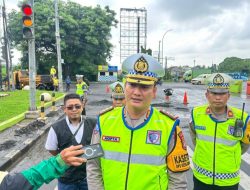 Cegah Kecelakaan, Satlantas Polres Metro Tangerang Kota Perbaiki Jalan dan Tegur Pengendara Tanpa Helm