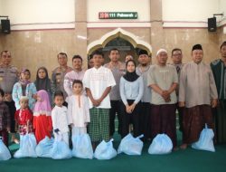 Kapolres Metro Jakarta Barat Gelar Jum’at Berkah di Masjid Nurul Amal Palmerah