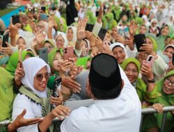 Momen Ratusan Ribu Warga NU Berdiri Bersholawat Sambut Prabowo di Stadion Gajayana Malang.