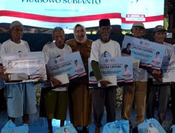 Kisah Penarik Becak Listrik yang Tak Ingin Takluk oleh Ojek Online.