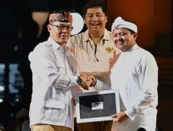 Sekjen Sugiono Resmi Berikan KTA untuk Bupati Sumedang, Dony Ahmad yang Gabung Gerindra.