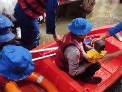 Dari Evakuasi Bayi Sampai Motor, Ditpolairud Polda Metro Jaya Langsung Aksi Tangani Banjir di Kebon Pala