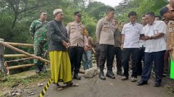 Babinsa Argasunya Monitoring Kunjungan Wali Kota Cirebon Tinjau Jalan Longsor di Lebakngok