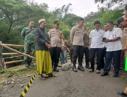 Babinsa Argasunya Monitoring Kunjungan Wali Kota Cirebon Tinjau Jalan Longsor di Lebakngok