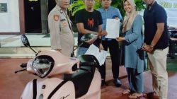 Kapolsek dan Kanit Reskrim Polsek Jatisampurna Serahkan Sepeda Motor kepada Pemilik