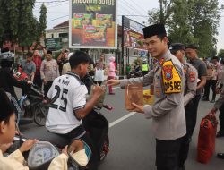 Polres Probolinggo Kota Bagikan 400 Takjil di Depan Mako dan Alun-Alun