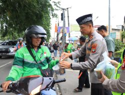 Sapa Pengendara di Jalan, Wakapolres Metro Bekasi Kota Bagikan Ratusan Paket Takjil