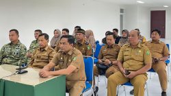 Wakil Wali Kota Sabang Ikuti Virtual Meeting Bersama Wakil Panglima TNI, Bahas Progres Koperasi Desa Merah Putih di Gampong Cot Abeuk Gabungnyawartawanindonesia.co.id.-News || 3 Maret 2026 || SABANG-ACEH — Pemerintah Kota Kota Sabang terus menunjukkan komitmennya dalam mendukung penguatan ekonomi kerakyatan melalui pengembangan Koperasi Desa Merah Putih. Hal tersebut tercermin dalam keikutsertaan Wakil Wali Kota Sabang pada Virtual Meeting bersama Wakil Panglima TNI, Selasa (3/3/2026), yang membahas progres pembangunan Koperasi Desa/Kelurahan Merah Putih. Kegiatan yang berlangsung pada pukul 09.00 hingga 11.00 WIB ini dilaksanakan secara virtual dan dipusatkan di Kopdes Gampong Cot Abeuk, Kecamatan Sukajaya. Pertemuan tersebut menjadi forum strategis dalam memantau sekaligus mengevaluasi perkembangan koperasi desa sebagai salah satu pilar penguatan ekonomi masyarakat berbasis desa. Dalam kegiatan tersebut, Wakil Wali Kota Sabang,Drs.Suradji Junus didampingi oleh jajaran pejabat terkait, yakni Dandim 0112/Sabang,Letkol Kav Edi Purwanto,S.I.P.,Sekretaris Daerah Kota Sabang,Andri Nourman AP.M.Si.,Asisten II, Kepala Dinas Perindustrian dan Perdagangan, Kepala Dinas Pertanian, Kepala Dinas Kesehatan, Kepala Dinas PUPR, Camat Sukajaya, serta Kepala Bagian Ekonomi Setdako Sabang. Virtual meeting ini secara khusus membahas progres pembangunan dan pengelolaan Koperasi Desa Merah Putih, termasuk kesiapan sarana prasarana, tata kelola kelembagaan, serta dukungan lintas sektor dalam memastikan koperasi berjalan efektif, transparan, dan berkelanjutan. Wakil Panglima TNI dalam arahannya menekankan pentingnya sinergi antara pemerintah daerah, TNI, dan seluruh pemangku kepentingan untuk memastikan koperasi desa benar-benar menjadi motor penggerak ekonomi rakyat serta mampu meningkatkan kesejahteraan masyarakat di tingkat gampong. Sementara itu, Wakil Wali Kota Sabang,Drs.Suradji Junus, Menyampaikan bahwa Pemerintah Kota Sabang siap mendukung penuh pengembangan Koperasi Desa Merah Putih melalui kolaborasi lintas OPD, pendampingan berkelanjutan, serta penguatan kapasitas pengelola koperasi agar mampu memberikan manfaat nyata bagi masyarakat. “Pembangunan koperasi desa bukan sekadar program, tetapi langkah strategis dalam membangun kemandirian ekonomi gampong. Pemerintah Kota Sabang berkomitmen memastikan koperasi ini tumbuh sehat dan profesional,” ujar Wakil Wali Kota Sabang dalam pertemuan tersebut. Melalui kegiatan ini, diharapkan Koperasi Desa Merah Putih di Gampong Cot Abeuk dapat menjadi contoh pengelolaan koperasi yang modern, akuntabel, dan berdaya saing, sekaligus mendukung visi pembangunan ekonomi berkelanjutan di Kota Sabang. ~Perss GWI Aceh || Eric Karno