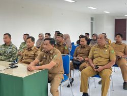 Wakil Wali Kota Sabang Ikuti Virtual Meeting Bersama Wakil Panglima TNI, Bahas Progres Koperasi Desa Merah Putih di Gampong Cot Abeuk Gabungnyawartawanindonesia.co.id.-News || 3 Maret 2026 || SABANG-ACEH — Pemerintah Kota Kota Sabang terus menunjukkan komitmennya dalam mendukung penguatan ekonomi kerakyatan melalui pengembangan Koperasi Desa Merah Putih. Hal tersebut tercermin dalam keikutsertaan Wakil Wali Kota Sabang pada Virtual Meeting bersama Wakil Panglima TNI, Selasa (3/3/2026), yang membahas progres pembangunan Koperasi Desa/Kelurahan Merah Putih. Kegiatan yang berlangsung pada pukul 09.00 hingga 11.00 WIB ini dilaksanakan secara virtual dan dipusatkan di Kopdes Gampong Cot Abeuk, Kecamatan Sukajaya. Pertemuan tersebut menjadi forum strategis dalam memantau sekaligus mengevaluasi perkembangan koperasi desa sebagai salah satu pilar penguatan ekonomi masyarakat berbasis desa. Dalam kegiatan tersebut, Wakil Wali Kota Sabang,Drs.Suradji Junus didampingi oleh jajaran pejabat terkait, yakni Dandim 0112/Sabang,Letkol Kav Edi Purwanto,S.I.P.,Sekretaris Daerah Kota Sabang,Andri Nourman AP.M.Si.,Asisten II, Kepala Dinas Perindustrian dan Perdagangan, Kepala Dinas Pertanian, Kepala Dinas Kesehatan, Kepala Dinas PUPR, Camat Sukajaya, serta Kepala Bagian Ekonomi Setdako Sabang. Virtual meeting ini secara khusus membahas progres pembangunan dan pengelolaan Koperasi Desa Merah Putih, termasuk kesiapan sarana prasarana, tata kelola kelembagaan, serta dukungan lintas sektor dalam memastikan koperasi berjalan efektif, transparan, dan berkelanjutan. Wakil Panglima TNI dalam arahannya menekankan pentingnya sinergi antara pemerintah daerah, TNI, dan seluruh pemangku kepentingan untuk memastikan koperasi desa benar-benar menjadi motor penggerak ekonomi rakyat serta mampu meningkatkan kesejahteraan masyarakat di tingkat gampong. Sementara itu, Wakil Wali Kota Sabang,Drs.Suradji Junus, Menyampaikan bahwa Pemerintah Kota Sabang siap mendukung penuh pengembangan Koperasi Desa Merah Putih melalui kolaborasi lintas OPD, pendampingan berkelanjutan, serta penguatan kapasitas pengelola koperasi agar mampu memberikan manfaat nyata bagi masyarakat. “Pembangunan koperasi desa bukan sekadar program, tetapi langkah strategis dalam membangun kemandirian ekonomi gampong. Pemerintah Kota Sabang berkomitmen memastikan koperasi ini tumbuh sehat dan profesional,” ujar Wakil Wali Kota Sabang dalam pertemuan tersebut. Melalui kegiatan ini, diharapkan Koperasi Desa Merah Putih di Gampong Cot Abeuk dapat menjadi contoh pengelolaan koperasi yang modern, akuntabel, dan berdaya saing, sekaligus mendukung visi pembangunan ekonomi berkelanjutan di Kota Sabang. ~Perss GWI Aceh || Eric Karno