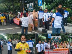 Keluarga Besar IKABASS Berbagi Takjil dan Cenderamata di Depan SMPN 5 Kota Cirebon