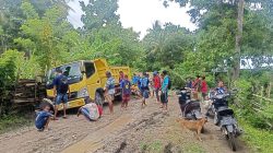 Jalur “Maut” Niti-Lotas: Jalan Sertu Terbengkalai, Mobil Nyaris Terguling di Kubangan Lumpur Kokbaun