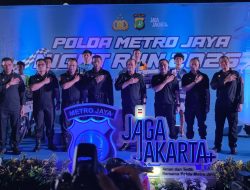 Meriah! Kapolda Metro Jaya Adakan Lomba Lari Malam di Kantor Polisi