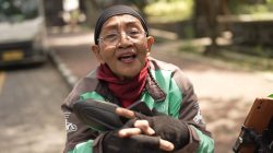 Pengemudi Ojol di Solo Rasakan Manfaat BHR Naik: Senang Banget, Terima Kasih Presiden Prabowo.